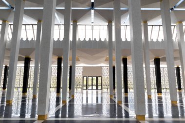 Koridor sütunlar ve diğer ucunda kapı ile