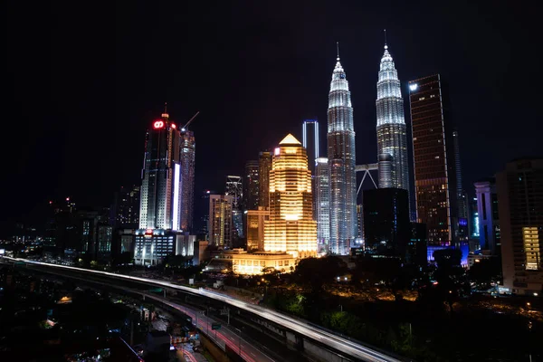 Kuala Lumpur City Center manzarası, gece görünümü.