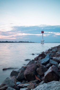 Deniz feneri günbatımı sırasında ile manzarası