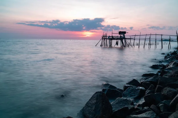 Wooden Jetty Rocky Seaside Sunset Длительное Воздействие — стоковое фото