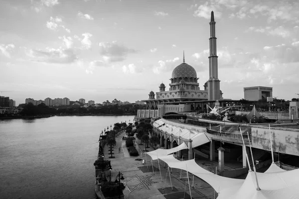 Άποψη του τζαμιού Putra για τη συννεφιασμένη μέρα. Μαύρο και άσπρο γης — Φωτογραφία Αρχείου