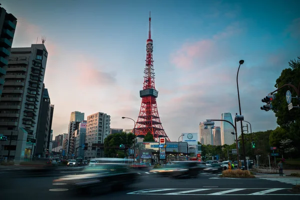 Tokyo Tower view with traffic in the foreground. Evening. Landsc — Stock Photo, Image