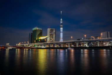 Ni de nehir yansıması ile Skytree Kulesi görünümü