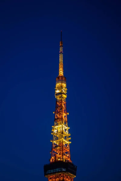 Wieża Tokyo Tower widok na góry w nocy. Minimalistyczny skład. — Zdjęcie stockowe