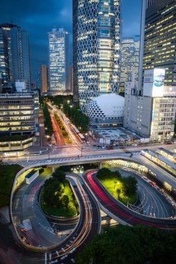 Mavi saatte Tokyo Shinjuku Makas. Dikey yönlendirme.