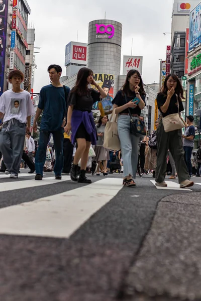 Gün boyunca Shibuya Crossing. Insanlar. Dikey oryantasyon