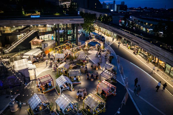 Restaurantes ao ar livre no terraço do shopping center. Azul Ho — Fotografia de Stock