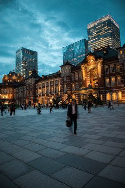 Alacakaranlık sırasında Tokyo Istasyonu Plaza görünümü. Dikey oryantasyon.