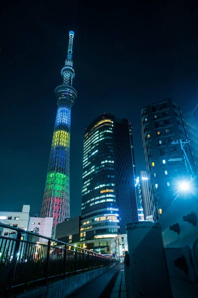 Wieża widokowa Tokyo Skytree z Oshiage. Niski kąt. Orientacja pionowa. — Zdjęcie stockowe