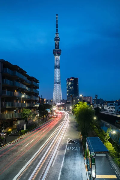 라이트 트레일이 있는 도쿄 스카이트리 타워의 전경. 블루 아워. 세로 방향. — 스톡 사진