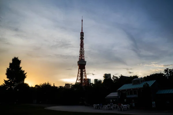 Gün batımında parktan Tokyo Kulesi'nin görünümü. Yatay yönlendirme.