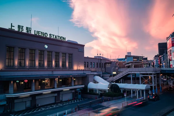 Vista del cruce de la estación de Ueno al atardecer. Desenfoque de movimiento. Orientación al paisaje . — Foto de Stock