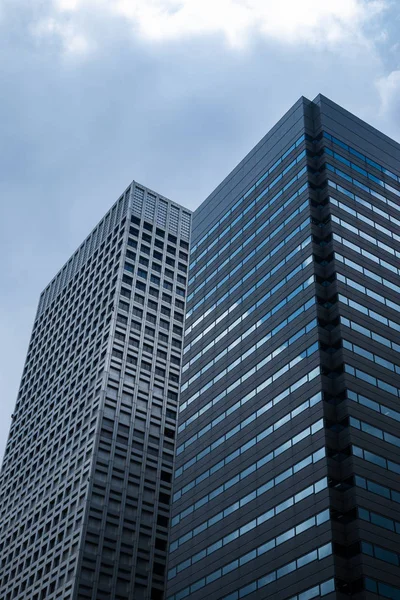 Tokyo'daki Modern Ofis Binası. Yapıda Düz çizgiler.