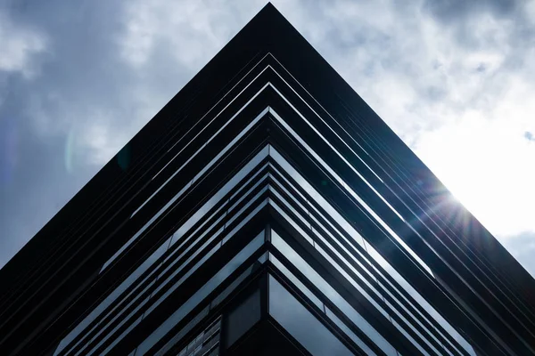 Tokyo'daki Modern Ofis Binası. Yapıda Düz çizgiler.