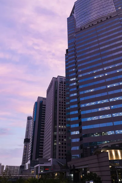 Tokyo, Japonya - 16 Ağustos 2019 : Gün batımında Shinagawa, Tokyo'daki modern ofis binasının görünümü.