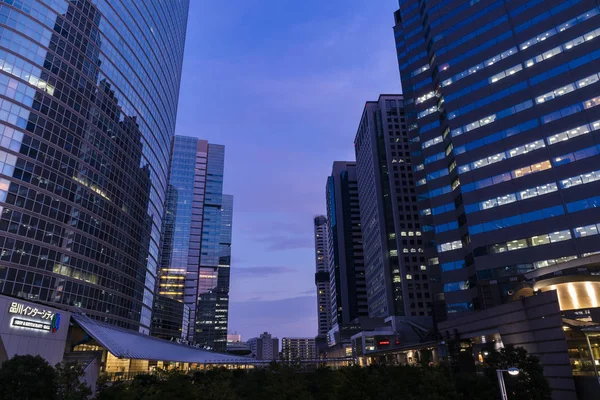 Tokyo, Japán-augusztus 16, 2019: tekintettel a modern irodaház a Shinagawa, Tokió naplementekor. — Stock Fotó