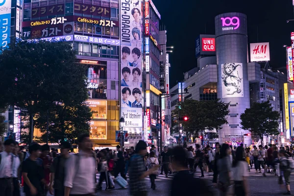 도쿄, 일본 - 2019년 8월 20일 : 시부야 스크램블 크로싱 야간. 모션 블러. 선택적 초점. — 스톡 사진