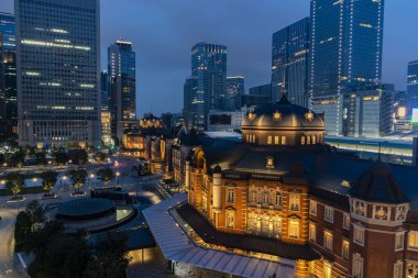 Marunouchi, Tokyo - 1 Eylül 2019 : Mavi saatte Marunouchi'deki Tokyo İstasyonu'nun görünümü. Görkemli görünüm manzara oryantasyonu.