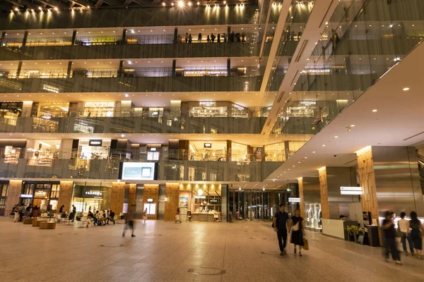 Marunouchi, Tokyo - 1 Eylül 2019 : Tokyo İstasyonu yakınlarındaki ikonik Kitte Alışveriş Merkezi'nin içinde görüntüle.