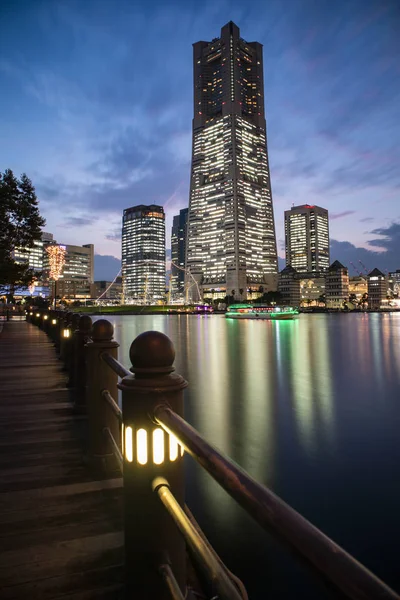 Minato Mirai, Yokohama - 30 Eylül 2019 : Gün batımında Simgesel Yapı Kulesi'nin manzarası. Dikey yönlendirme.