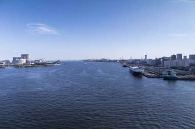 Odaiba 'daki Gökkuşağı Köprüsü' nden Tokyo Körfezi manzarası. Gemilerle dolu bir su yolu. Peyzaj Yönlendirmesi.