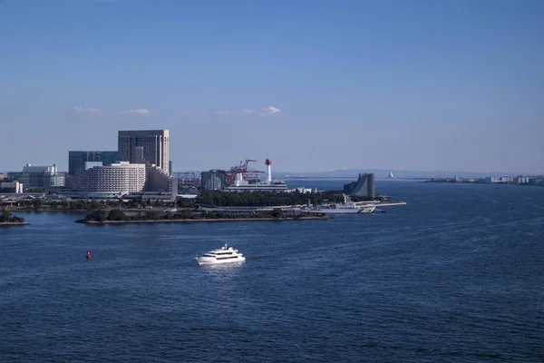 Kilátás a Tokiói-öbölre napközben az odaiba-i Szivárvány Hídtól. Forgalmas vízi út hajókkal. Tájkép tájolás. — Stock Fotó