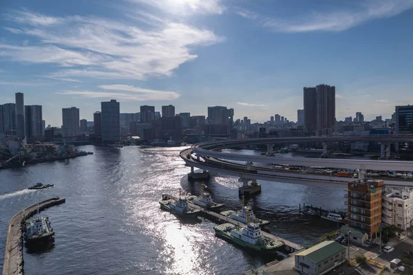 Odaiba 'daki Gökkuşağı Köprüsü' nden Tokyo Körfezi manzarası. Gemilerle dolu bir su yolu. Peyzaj Yönlendirmesi.