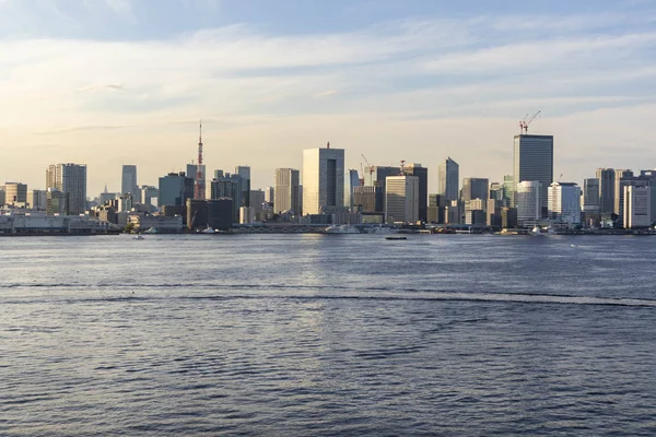 Vista da Baía de Tóquio durante o dia a partir da Ponte do Arco-íris em Odaiba. Via navegável ocupada com navios. Orientação da paisagem . — Fotografia de Stock