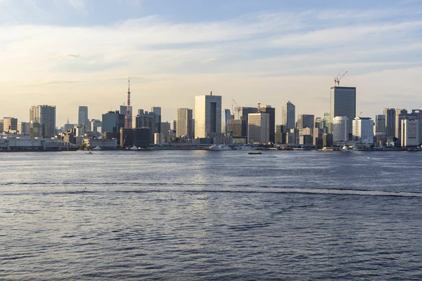 Odaiba 'daki Gökkuşağı Köprüsü' nden Tokyo Körfezi manzarası. Gemilerle dolu bir su yolu. Peyzaj Yönlendirmesi.