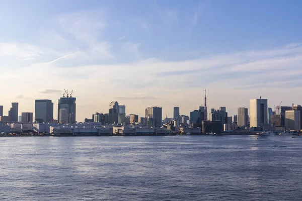 Odaiba 'daki Gökkuşağı Köprüsü' nden Tokyo Körfezi manzarası. Gemilerle dolu bir su yolu. Peyzaj Yönlendirmesi.