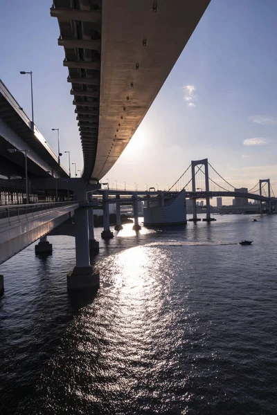 Utsikt över Tokyo Bay under dagen från Rainbow Bridge i Odaiba. Upptagen vattenväg med fartyg. Landskapsorientering. — Stockfoto