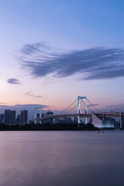 Piękny wieczór w Odaiba, Tokio z widokiem na morze. Wibrujące niebo podczas zachodu słońca. — Zdjęcie stockowe