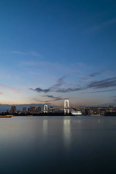 Gyönyörű este Odaiba-ban, Tokióban, szemben a tengerrel. Élénk égbolt naplementekor. — Stock Fotó