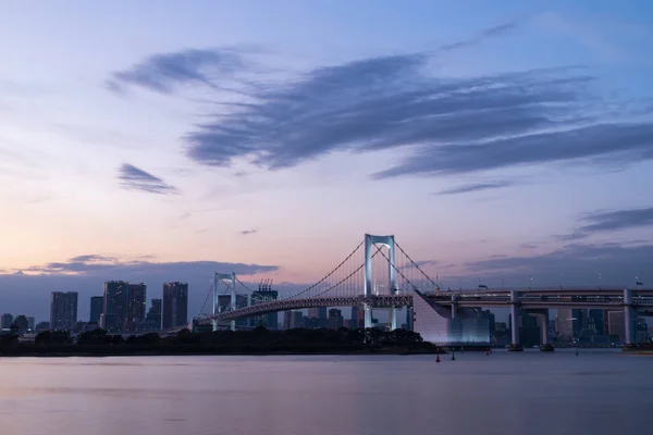 아름다운 저녁, 도쿄 오다이바에서 바다를 마주 보고 있다. 일몰 때의 활기찬 하늘. — 스톡 사진