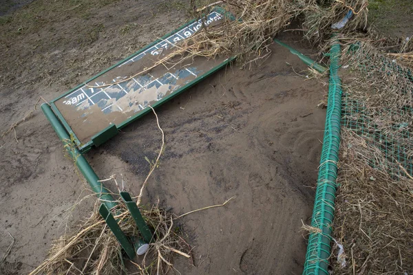 TAMAGAWA, KAWASAKI - 15 de outubro de 2019: Destruição deixada pelo tufão Hagibis na margem do rio Tamagawa . — Fotografia de Stock