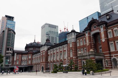 Tokyo İstasyonu binası modern ofis kulesine karşı. Peyzaj Yönlendirmesi.