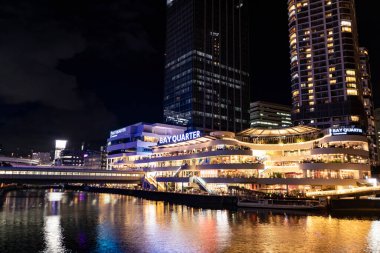 YOKOHAMA, JAPONYA - 27 Ağustos 2020: BAY Çeyreği alışveriş merkezinin gece manzarası.