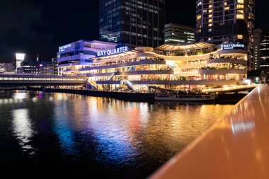 YOKOHAMA, JAPONYA - 27 Ağustos 2020: BAY Çeyreği alışveriş merkezinin gece manzarası.