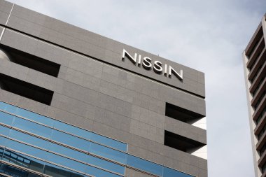 TOKYO, JAPONYAN - 15 Eylül 2020: Gündüz vakti Shinagawa 'daki NISSIN binası.
