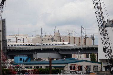 TOKYO, JAPONYAN - 15 Eylül 2020 Shinkansen Shinagawa 'daki sanayi bölgesinden geçiyor.