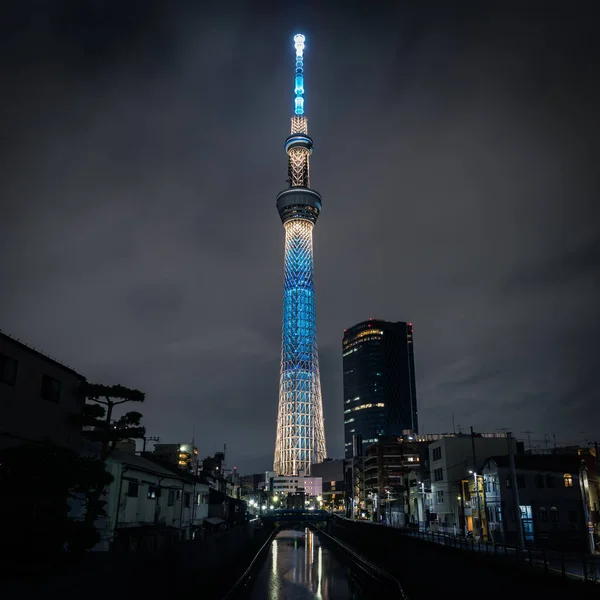 Tokió Skytree Tower Megvilágítása Éjszaka Tükröződve Folyóban — Stock Fotó