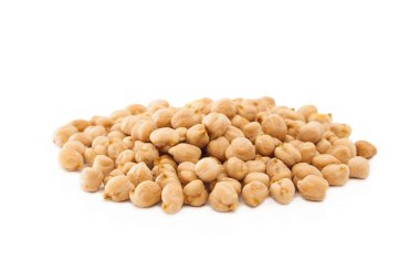 Beyaz arka plan üzerinde izole çiğ nohut.