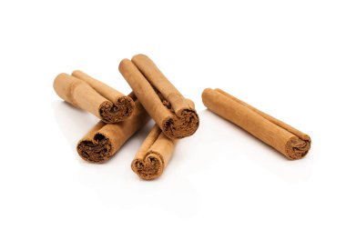 Beyaz bir arka plan üzerinde izole tarçın yığını.