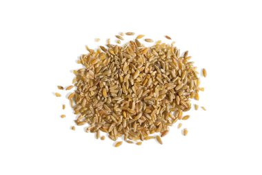 Beyaz bir arka plan üzerinde yukarıdan freekeh yığını izole.