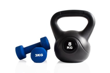 Dambıl ve kettlebell beyaz bir arka plan üzerinde izole jimnastik salonu Eğitim için.