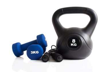Kettlebell, halter ve atlama ipi beyaz bir arka plan üzerinde izole bir fitness eğitimi için ayarla.