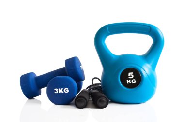 Halter, kettlebell ve beyaz bir arka plan üzerinde izole jimnastik salonu Eğitim için ayarla ip atlama.