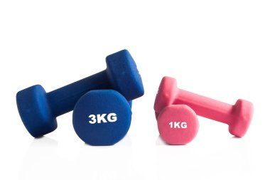 Beyaz bir arka plan üzerinde izole jimnastik salonu Eğitim için mavi ve pembe halter.