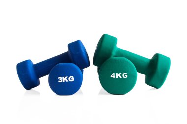Beyaz bir arka plan üzerinde izole mavi ve yeşil spor salonu halter.