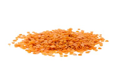 Beyaz arka plan üzerinde izole çiğ kırmızı mercimek.